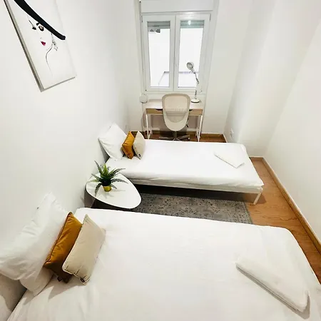 Spacious Lisbon Flat, Great Location For Tourists, Free Parking