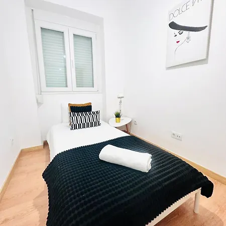 Apartment Spacious Lisbon Flat, Great Location For Tourists, Free Parking Amadora