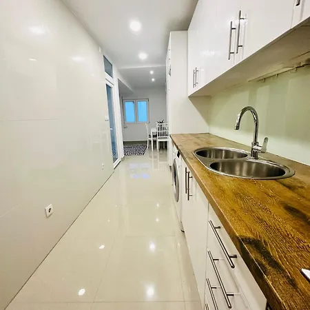 Spacious Lisbon Flat, Great Location For Tourists, Free Parking Apartment *