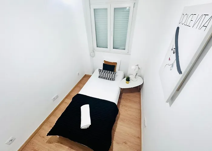 Spacious Lisbon Flat, Great Location For Tourists, Free Parking * أمادورا