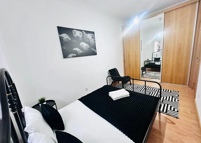 Spacious Lisbon Flat, Great Location For Tourists, Free Parking شقة أمادورا