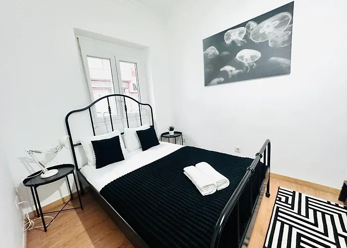 Spacious Lisbon Flat, Great Location For Tourists, Free Parking *