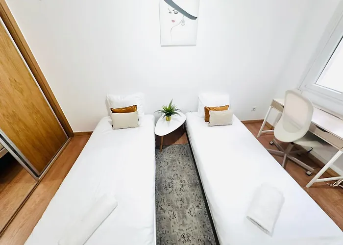 Spacious Lisbon Flat, Great Location For Tourists, Free Parking *