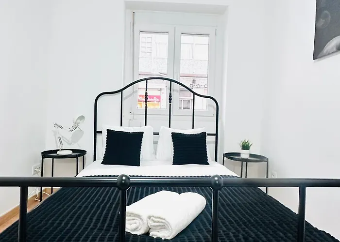 Spacious Lisbon Flat, Great Location For Tourists, Free Parking أمادورا