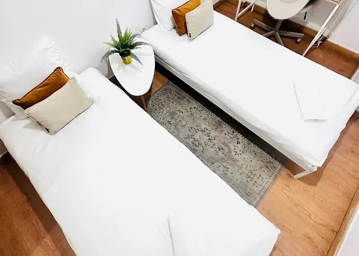 Spacious Lisbon Flat, Great Location For Tourists, Free Parking شقة أمادورا